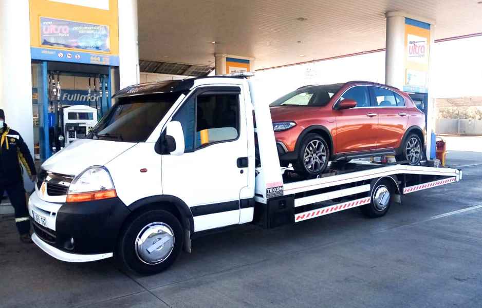 Akaryakıt istasyonunda araç yükleyen Renault Master çekici