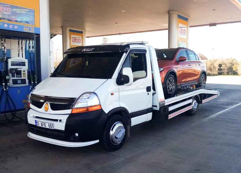 Benzinlikte SUV yüklü Keskin Oto Kurtarma çekicisi