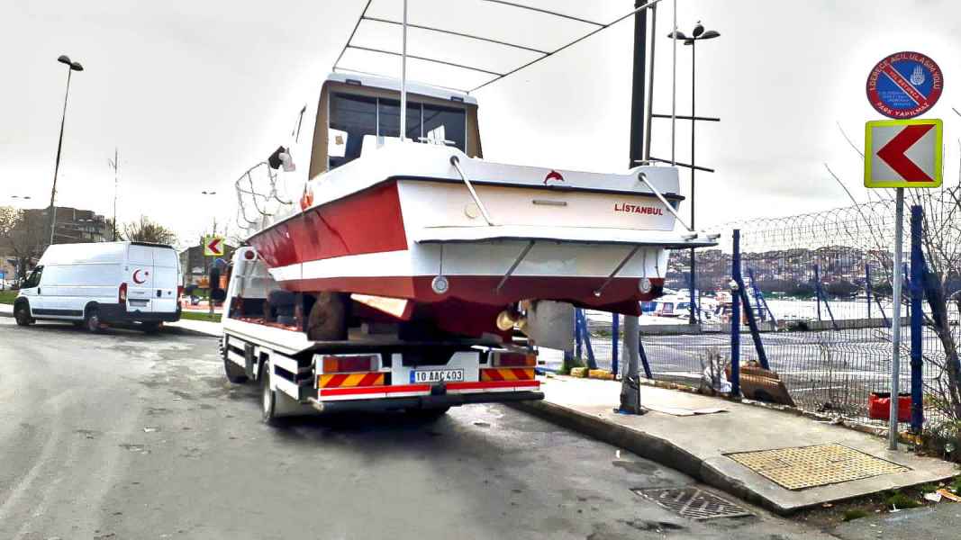 Marina çıkışında tekne taşıma hizmeti