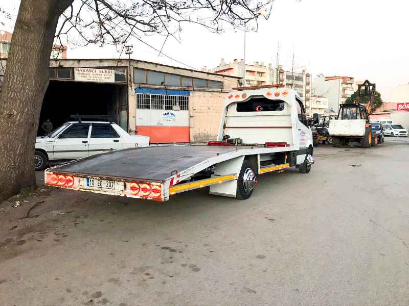 Arızalı otomobilin kayar kasa çekiciye yüklenmesi