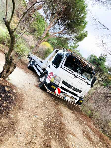 Zeytinlik arasındaki köy yolunda oto kurtarma aracı