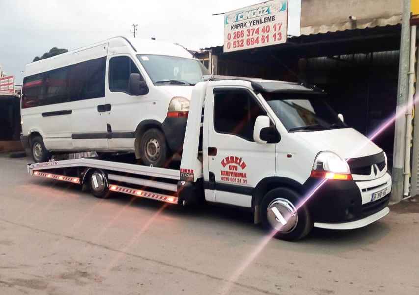 Minibüsün gece saatlerinde çekici ile taşınması