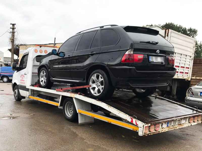 Siyah BMW X5'in kayar kasa çekiciye yüklenmesi