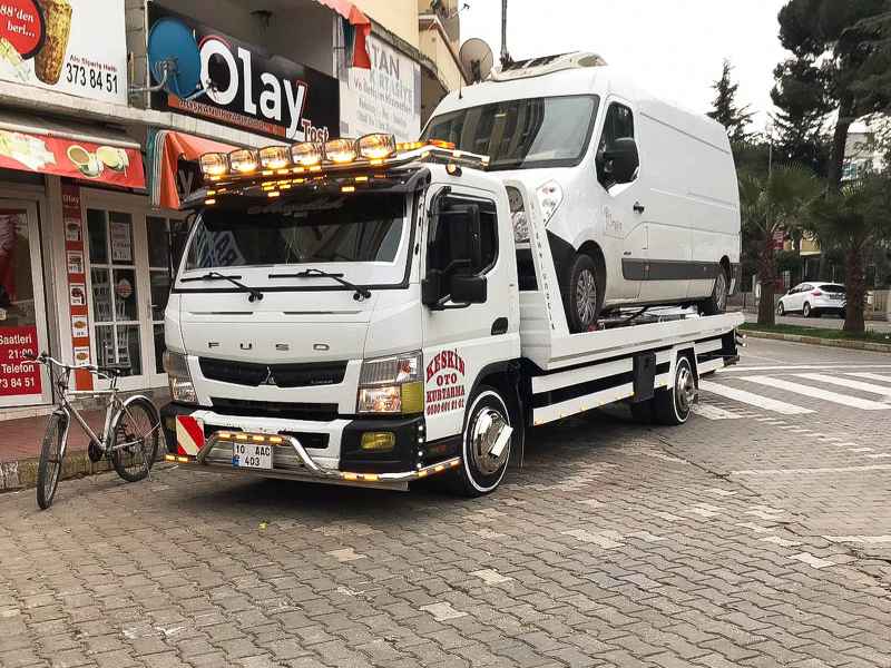 Şehir içinde araç taşıyan Fuso çekici