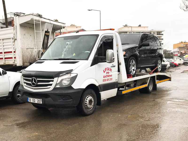 Yağmurlu havada SUV taşıyan oto çekici