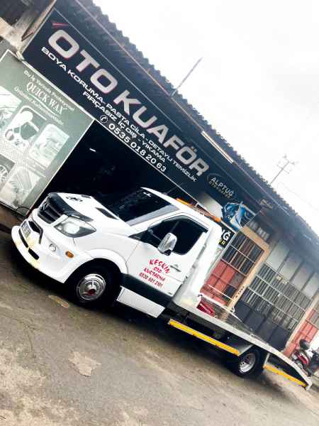 Servis önünde araç indiren kayar kasa çekici