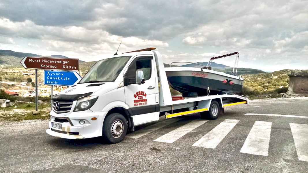 Tekne yüklü çekicinin yol üzerindeki hareketi