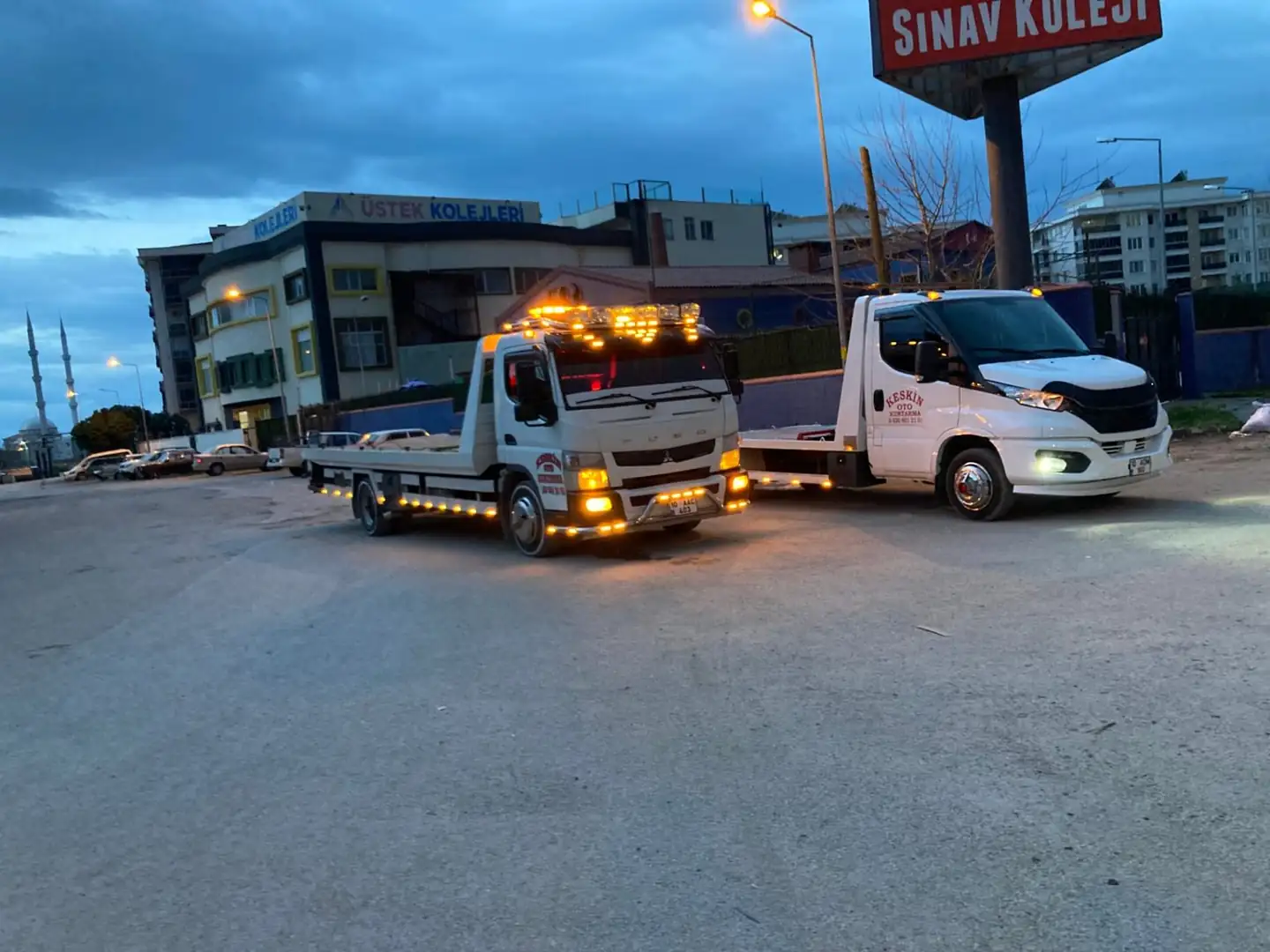 Keskin Oto Kurtarma'nın yan yana duran iki kayar kasa çekicisi, Edremit